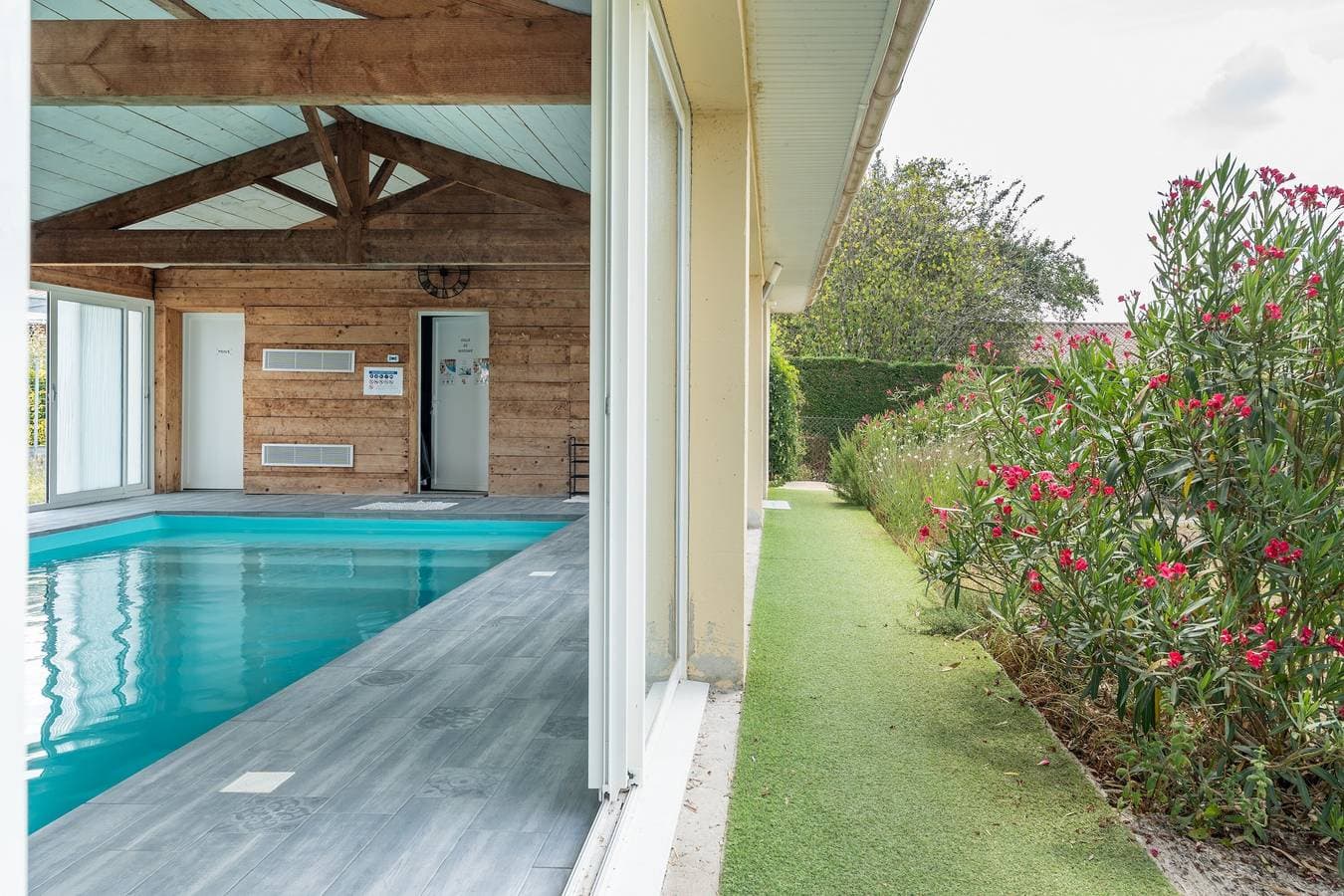 Foto 8 von 22: Gästezimmer „Chambre Famille“ mit Gemeinschaftspool, Terrasse und Klimaanlage