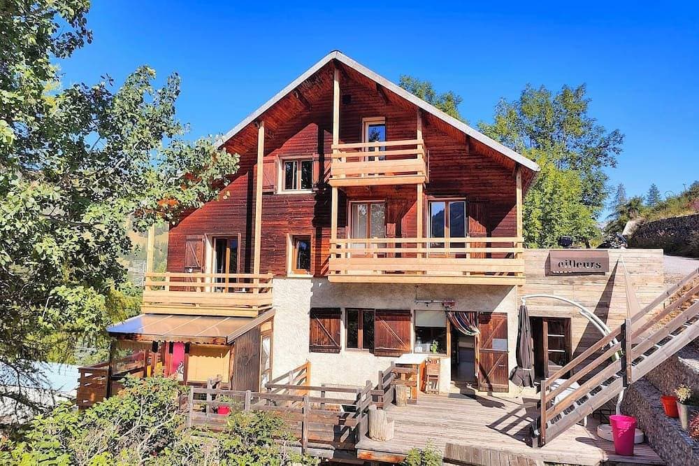 Colorful, self-contained Père Castor apartment in the center of Molines 1