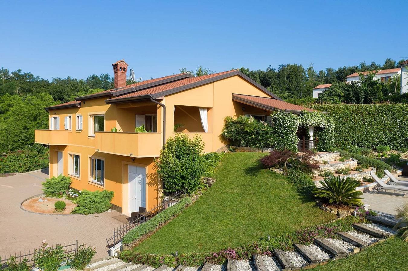 Foto 3 von 46: Schwimmbad 60m2 - Salzwasser, Garten mit Spielplatz, Spielzimmer, Wellness