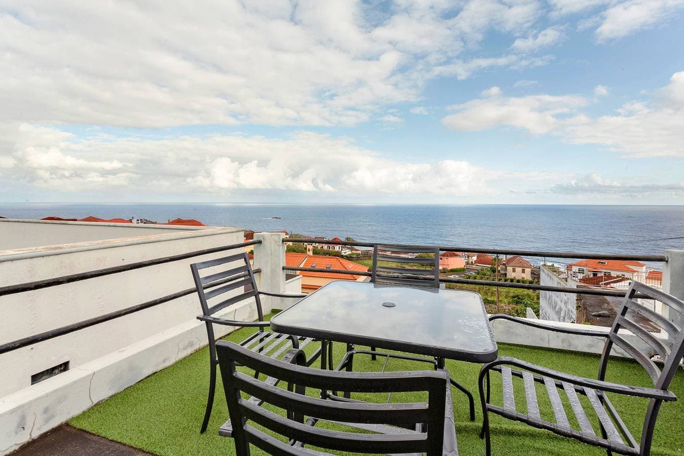 Foto 2 von 25: Ferienhaus 'Blissful Haven - Soulful Stays' mit Meerblick, privater Terrasse und WLAN