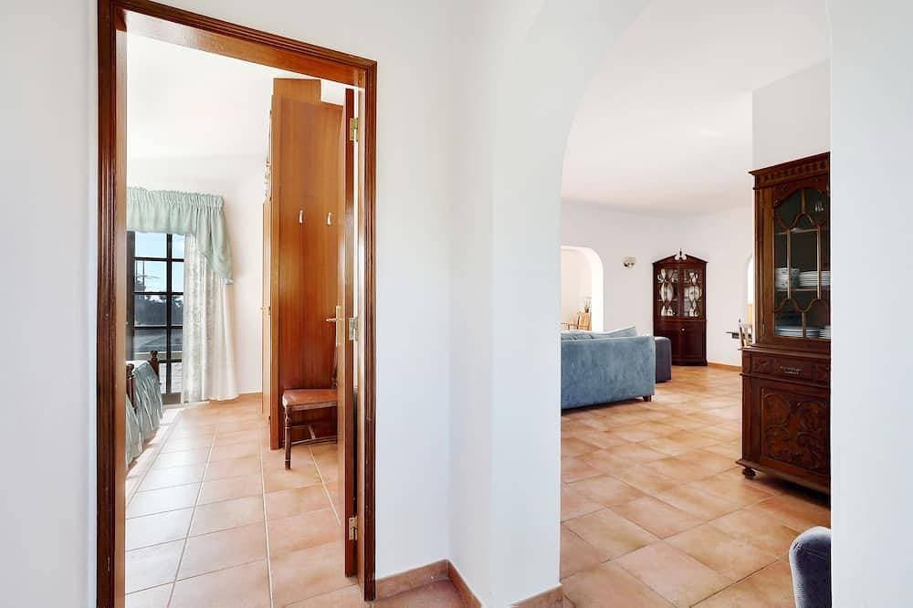 Foto 4 von 21: Bergseite Villa mit Blick auf die Küste, ideal zum Entspannen, komplett mit Pool.
