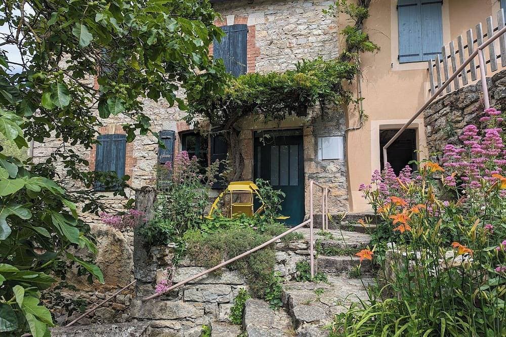 Gîte La Glycine: calm and greenery for families and pet owners. 1