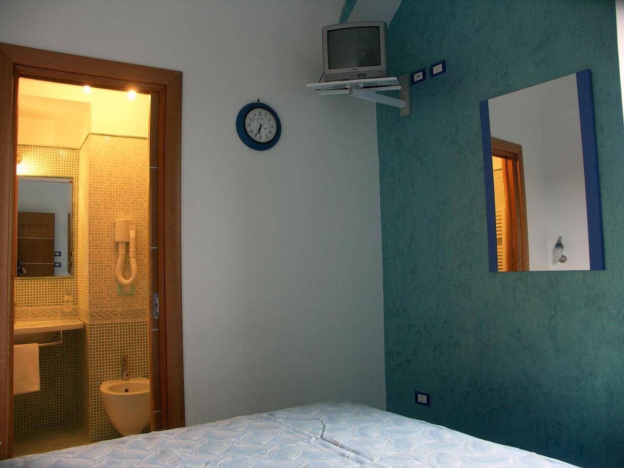 Foto 8 von 13: Double Room with Private Bathroom