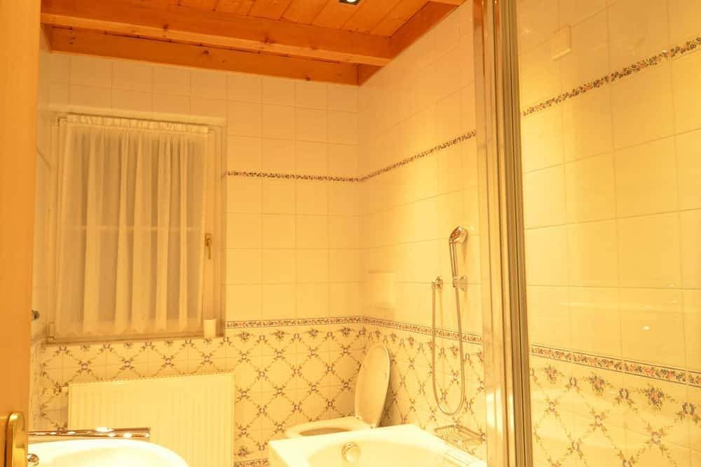 Foto 7 von 27: Gemütliche und geräumige Dachwohnung mit Balkon - Free WIFI