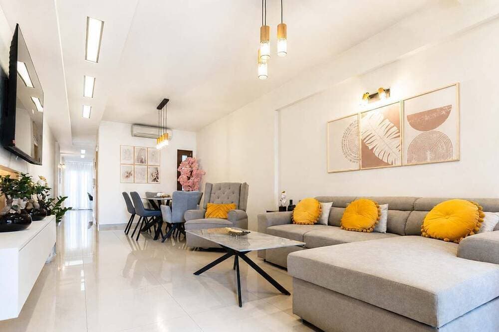Foto 11 von 30: Fems | Luxury 3-Level Home w/ Private Jacuzzi