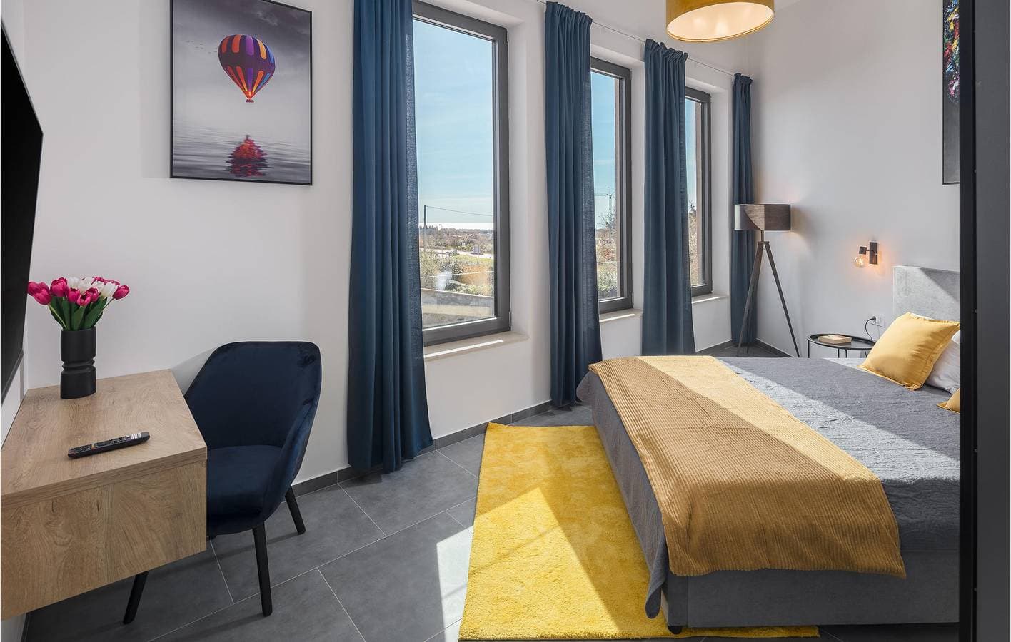 Foto 8 von 42: Geräumig, 1,5 km vom Strand entfernt: Modernes Apartment mit Terrasse und Parkplatz
