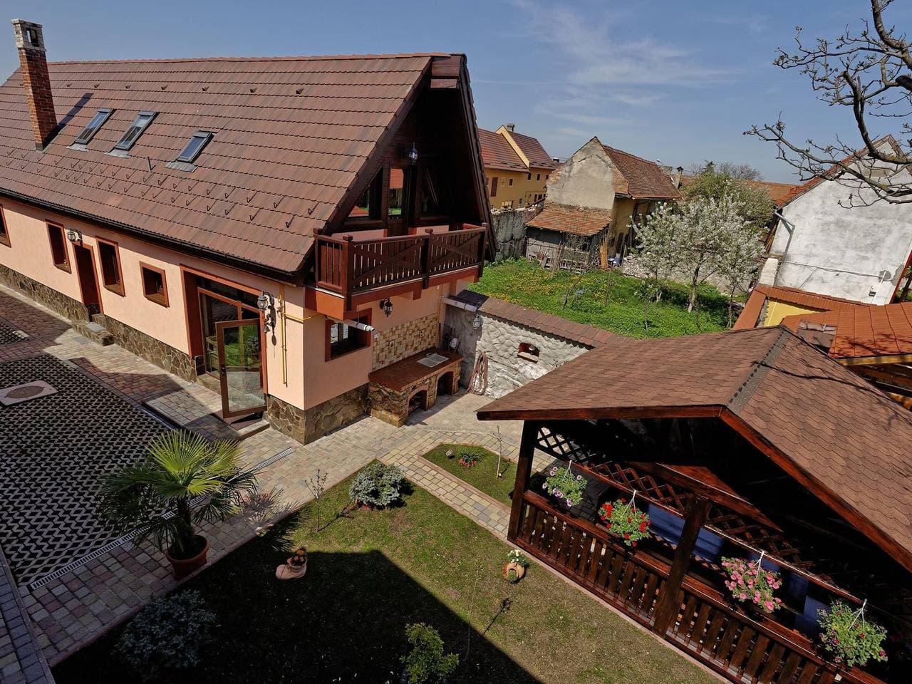 Kürzlich in eine Ferienvilla konvertiertes (2010), umfriedetes Haus aus der Sac 1