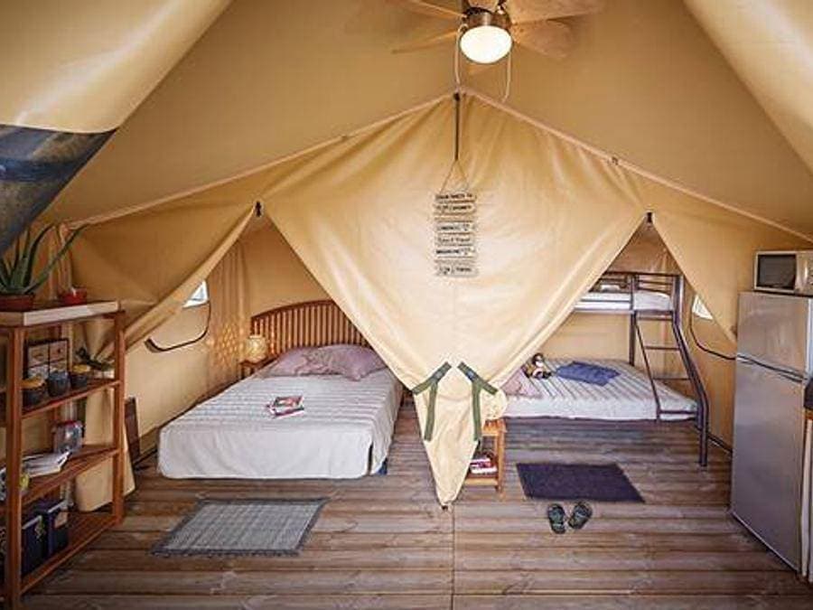 Foto 3 von 27: Camping La Plage d'Argens - Zelt 5 personen - 2 Schlafzimmer | 4-5 Schlafplätze | Kein Bad | Klimaanlage