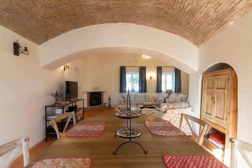 Foto 9 von 30: Ferienhaus mit großer Terrasse und großem Pool