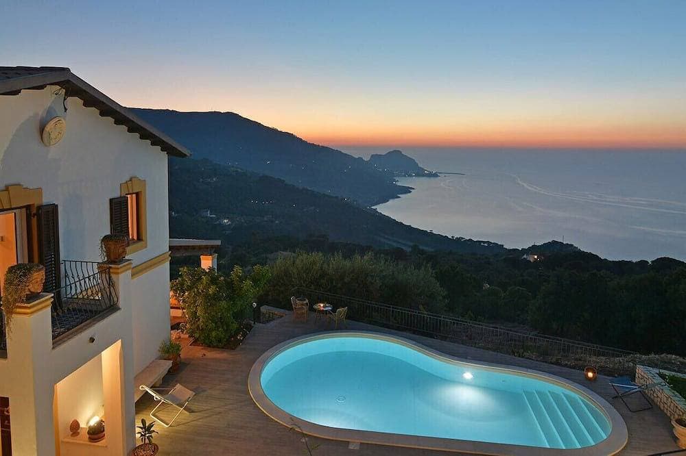 Villa Il Basto ist eine hübsche, neu renovierte Villa mit Blick auf das Meer und glatten Terrassen z... 1