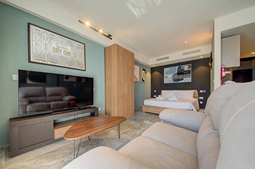 Foto 12 von 30: The Official Mercury Suite With Pool & Strong WIFI