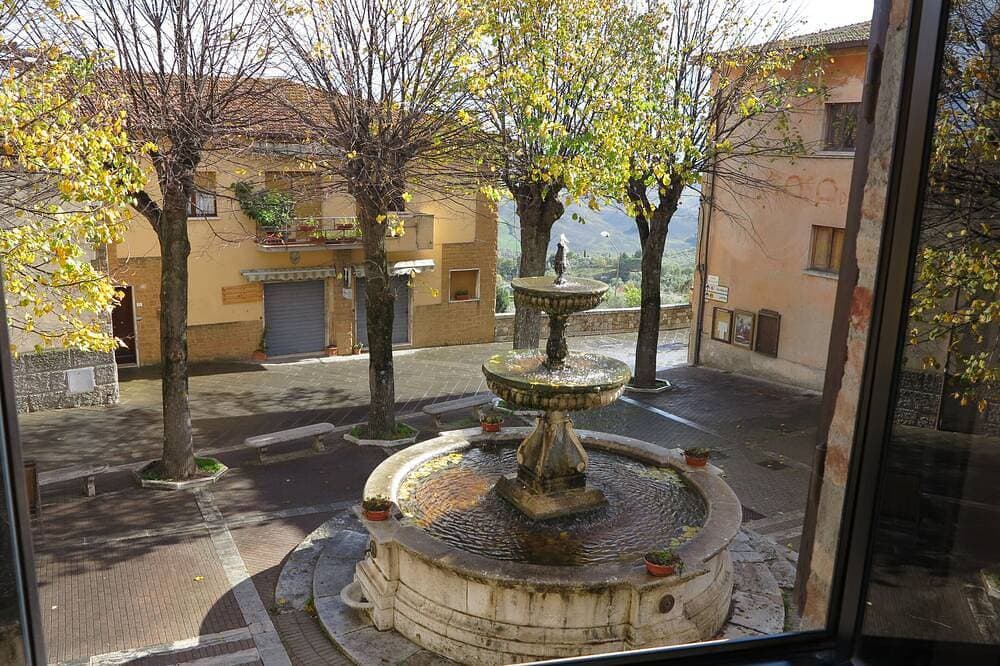 Toskanisches Haus im mittelalterlichen Dorf Castiglione d'Orcia 1