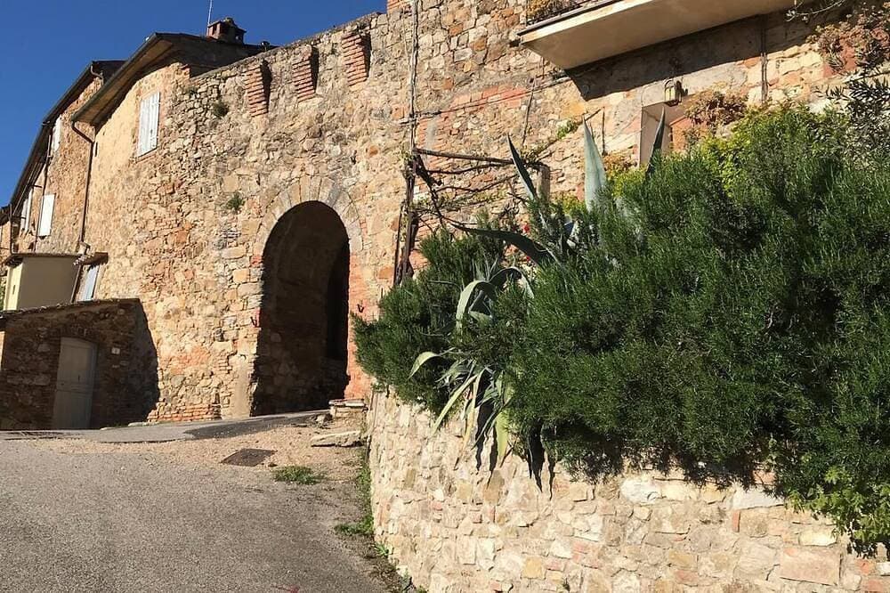 Stay on the walls of Murlo Castle, apartment with breathtaking views 1