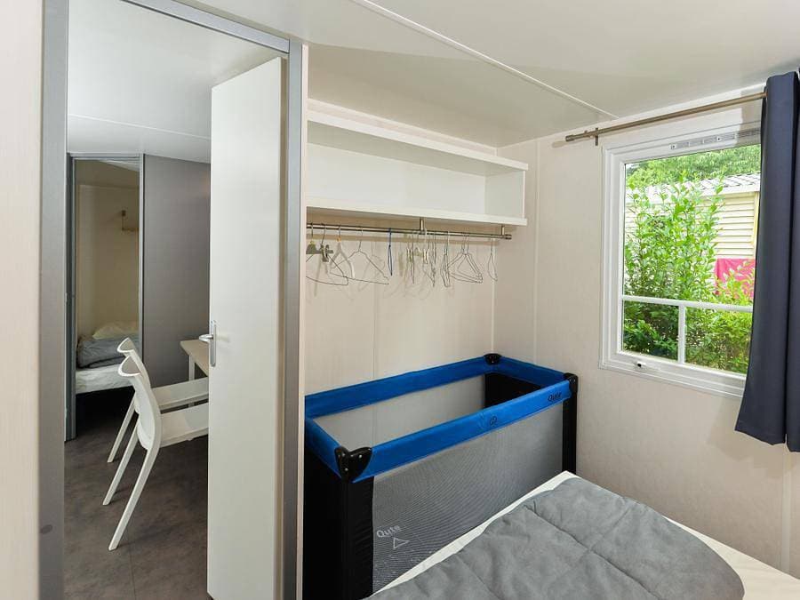 Foto 10 von 53: Flower Camping le Kergariou - Mobilheim 4 personen - Mobilheim Lancelot Standard 25m² (2 Zimmer) + halbüberdachte Terrasse 4 Pers.