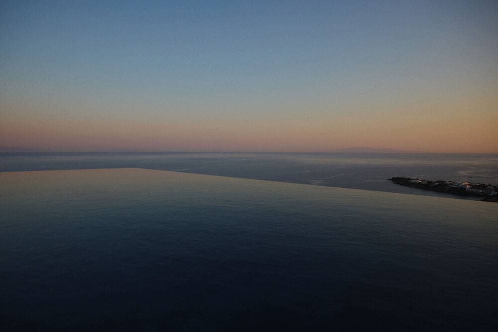 Foto 8 von 30: Heavenly views from Villa Nites with stunning infinity pool