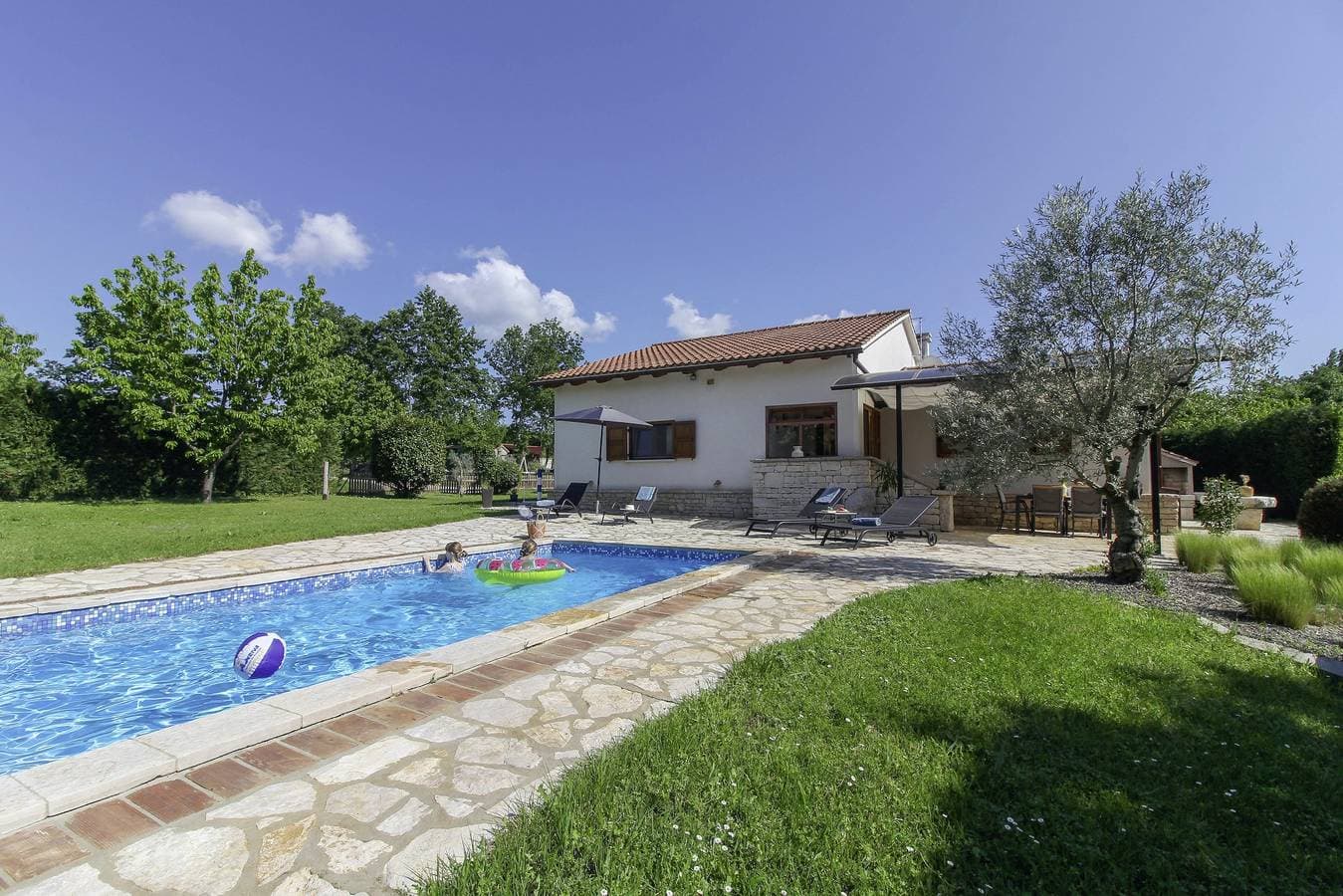Ferienhaus Bella Collina * ruhige Lage, 2000 m2 Garten, privater Pool 1