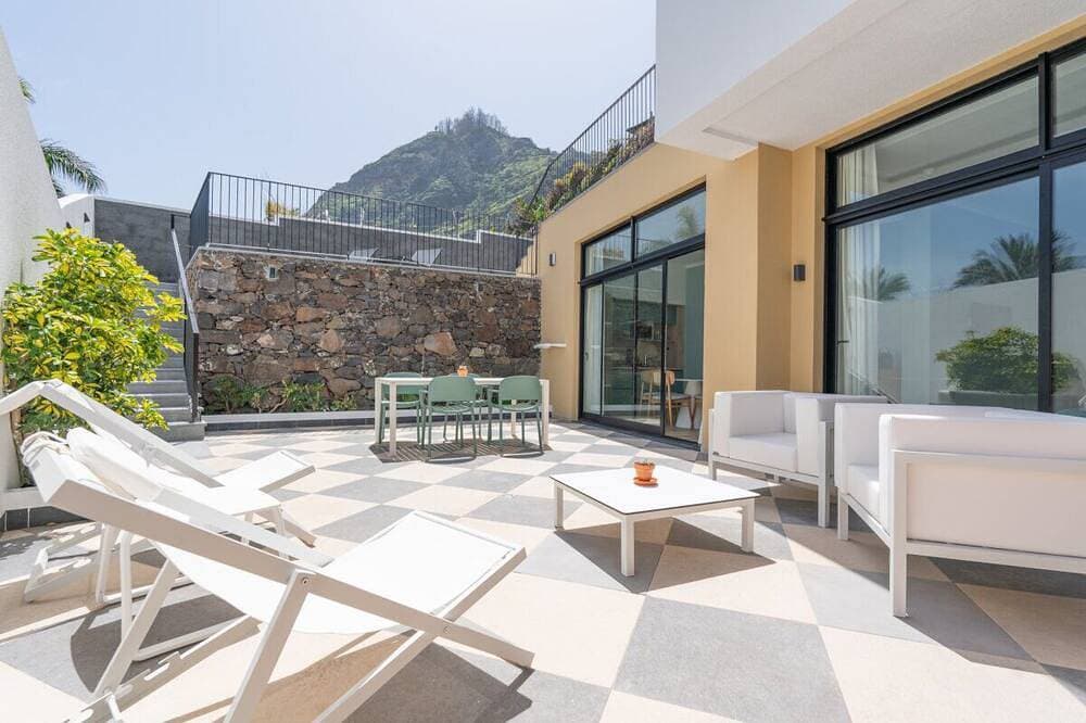 Foto 11 von 18: Sophisticated Studio w/ Balcony near Ocean – Peaceful Relaxation with Breakfast!