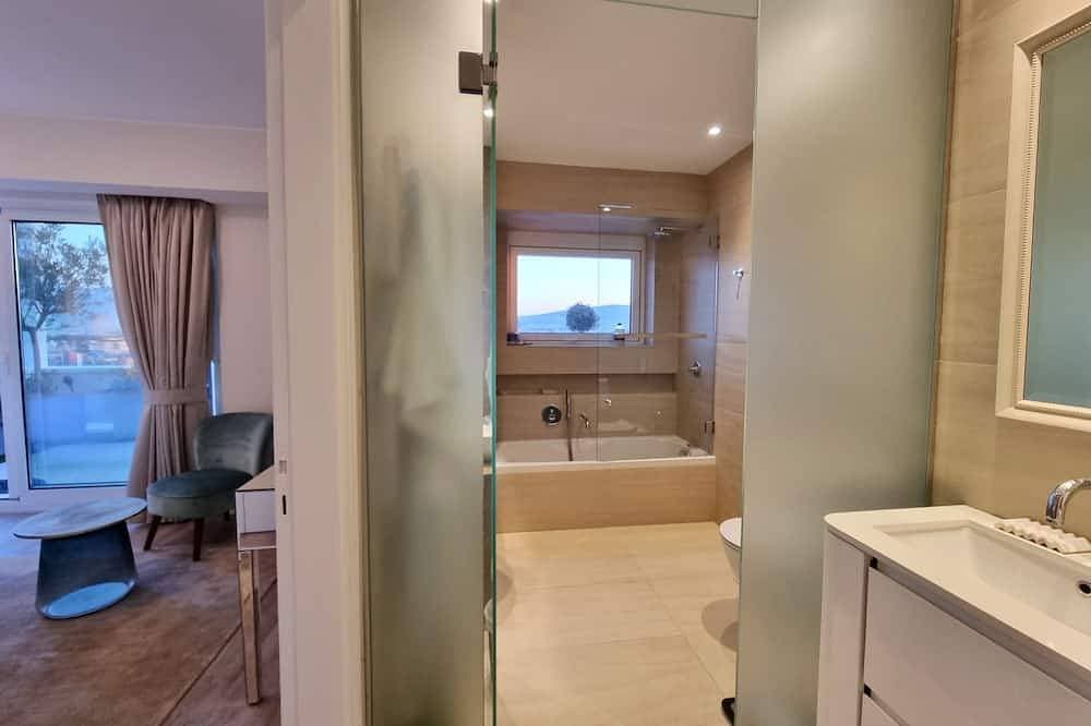 Foto 7 von 30: One 360 Skyline Athens - Penthouse Apartment with private Skyview Jacuzzi