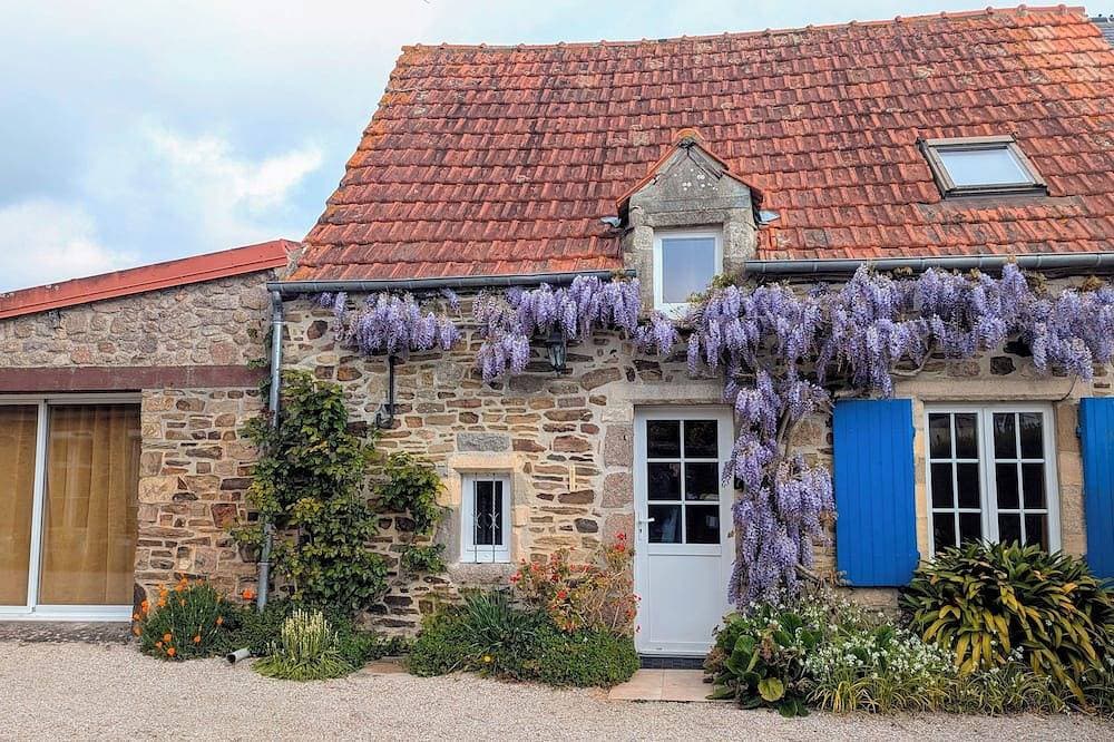 Norman stone house, close to the sea and tourist attractions 1