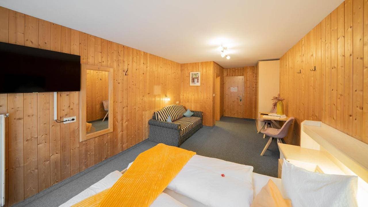 Foto 9 von 11: Double Room with Balcony and Mountain View