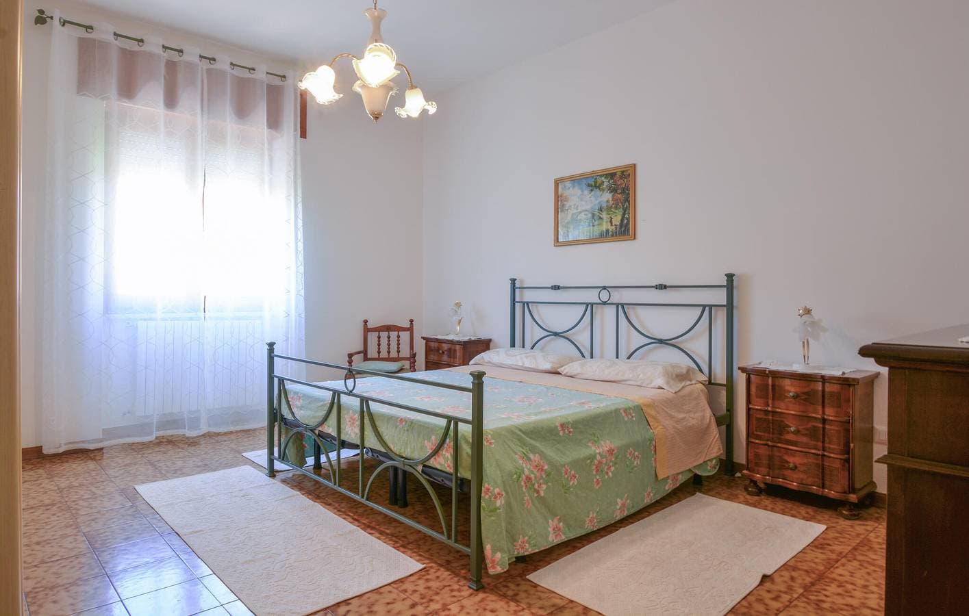 Foto 6 von 21: Modernes Apt mit Terrasse, AC & WiFi, 1.5km zum Strand