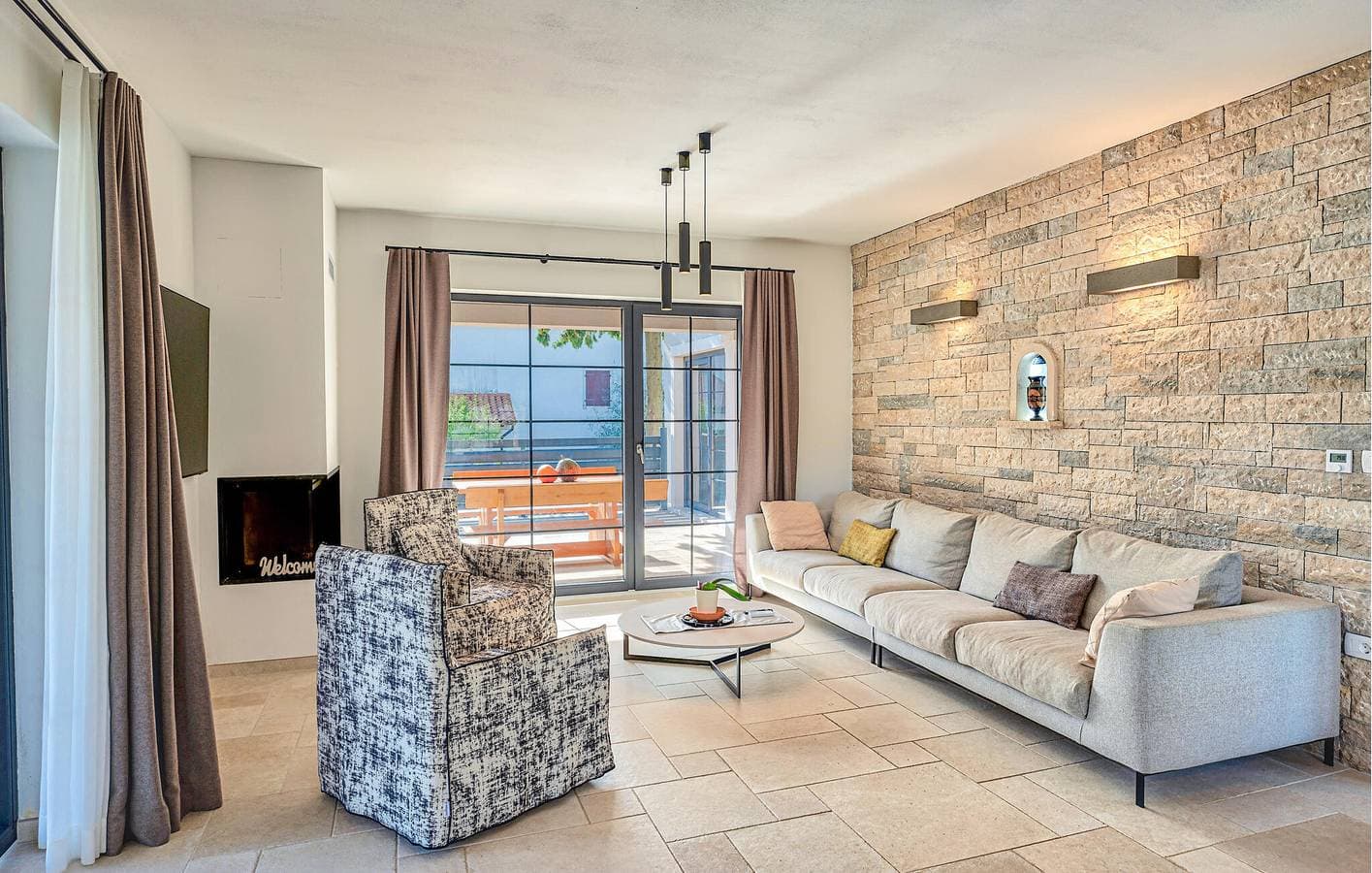 Foto 8 von 38: Geräumige 2-Zimmer-Wohnung mit Pool, WLAN und Parkplatz in der Nähe des Stadtzentrums von Kujici