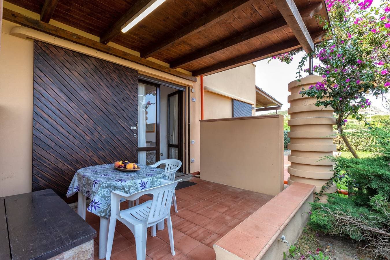 Foto 3 von 19: Ferienhaus "Pergola 708" wenige Meter vom Strand entfernt mit Klimaanlage und privater Terrasse