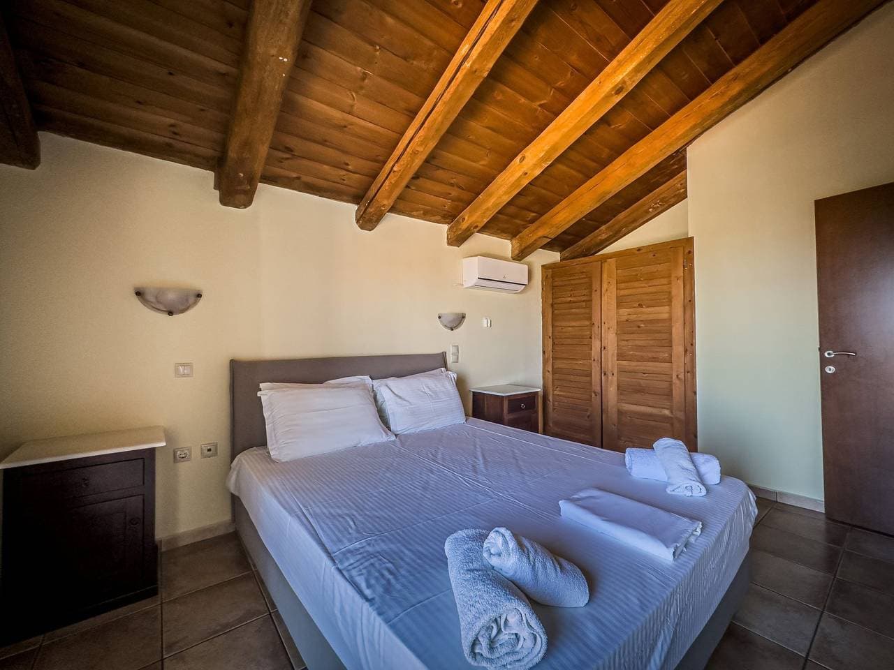 Foto 8 von 16: Niriides Villas_Aktea_ 3-Schlafzimmer privater Pool
