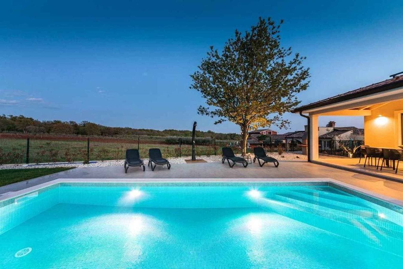 Foto 2 von 47: Ferienhaus mit Pool und schöner überdachter Terrasse