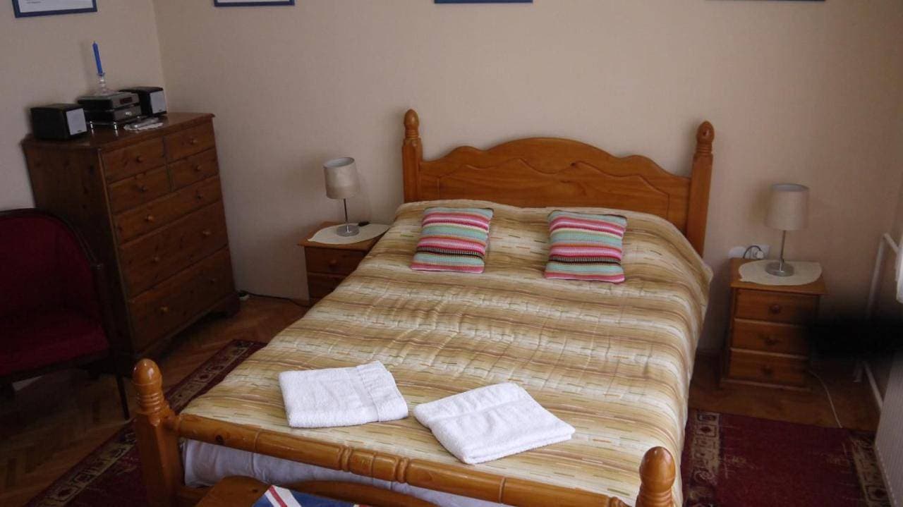 Foto 6 von 18: Family Room with Private Bathroom