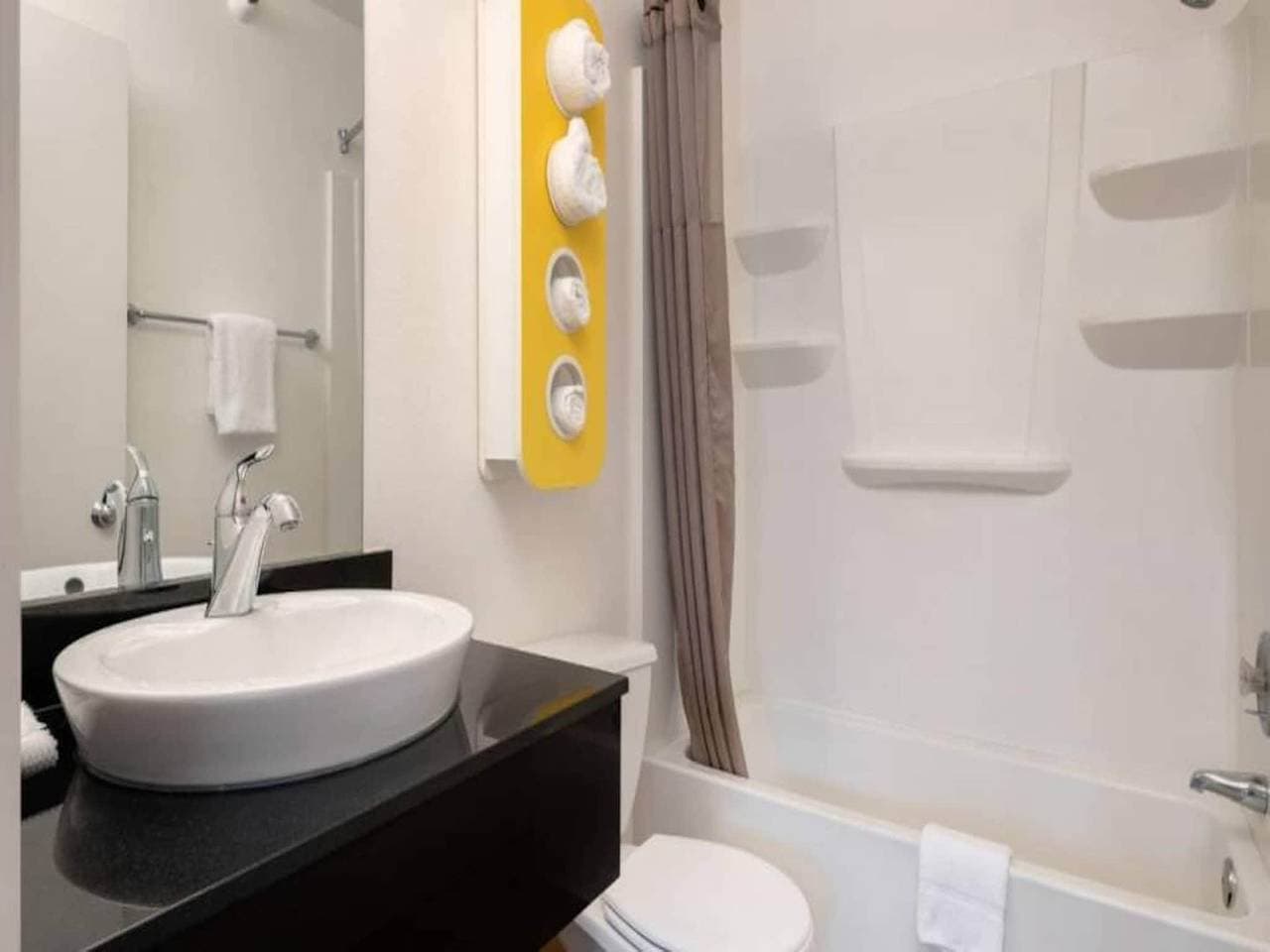 Foto 13 von 34: Geräumiges Zimmer mit 1 Queensize-Bett | Barrierefreie Dusche