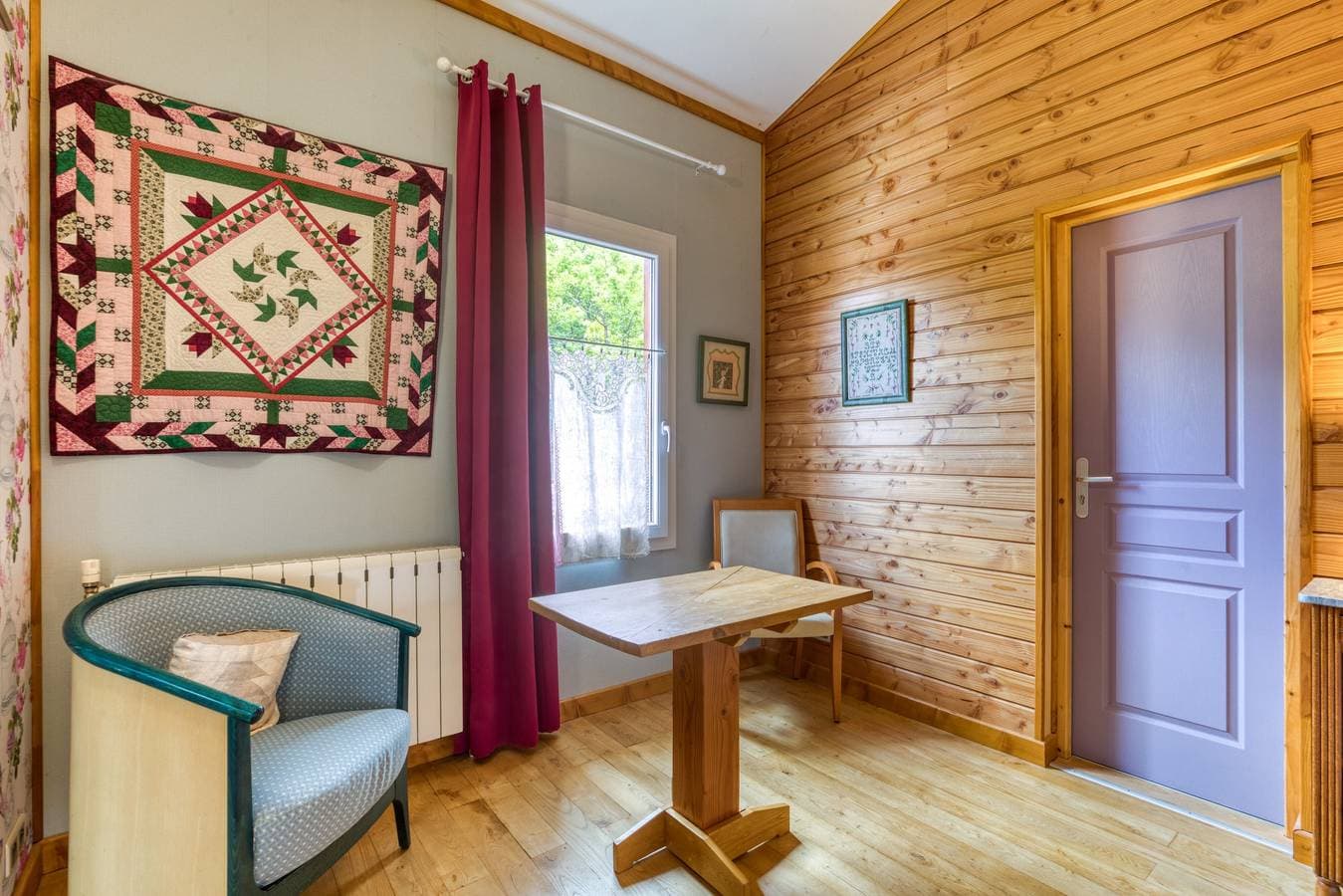 Foto 8 von 29: Gästezimmer „Chambre Madeleine“ mit Gemeinschaftspool, Terrasse und WLAN
