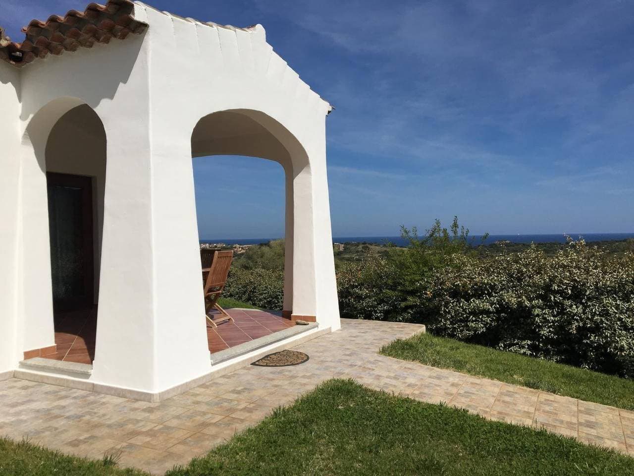 Foto 3 von 23: Villa mit gemeinsamem Pool und Meerblick