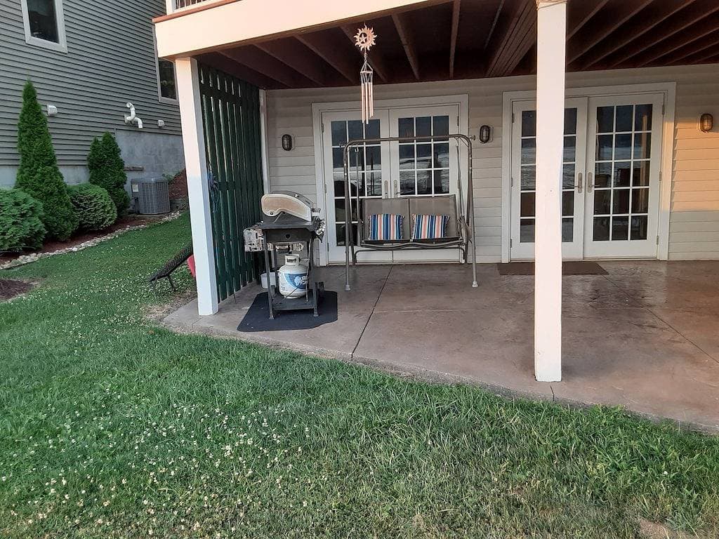 Relaxing, Fun, Comfortable Home on 50 ft. Flat Waterfront. 25 steps to the lake! 1