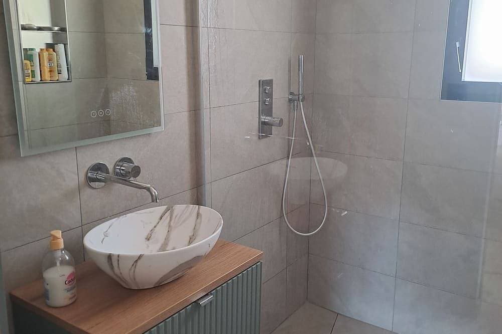 Foto 4 von 5: Large independent bedroom with bathroom in Luberon