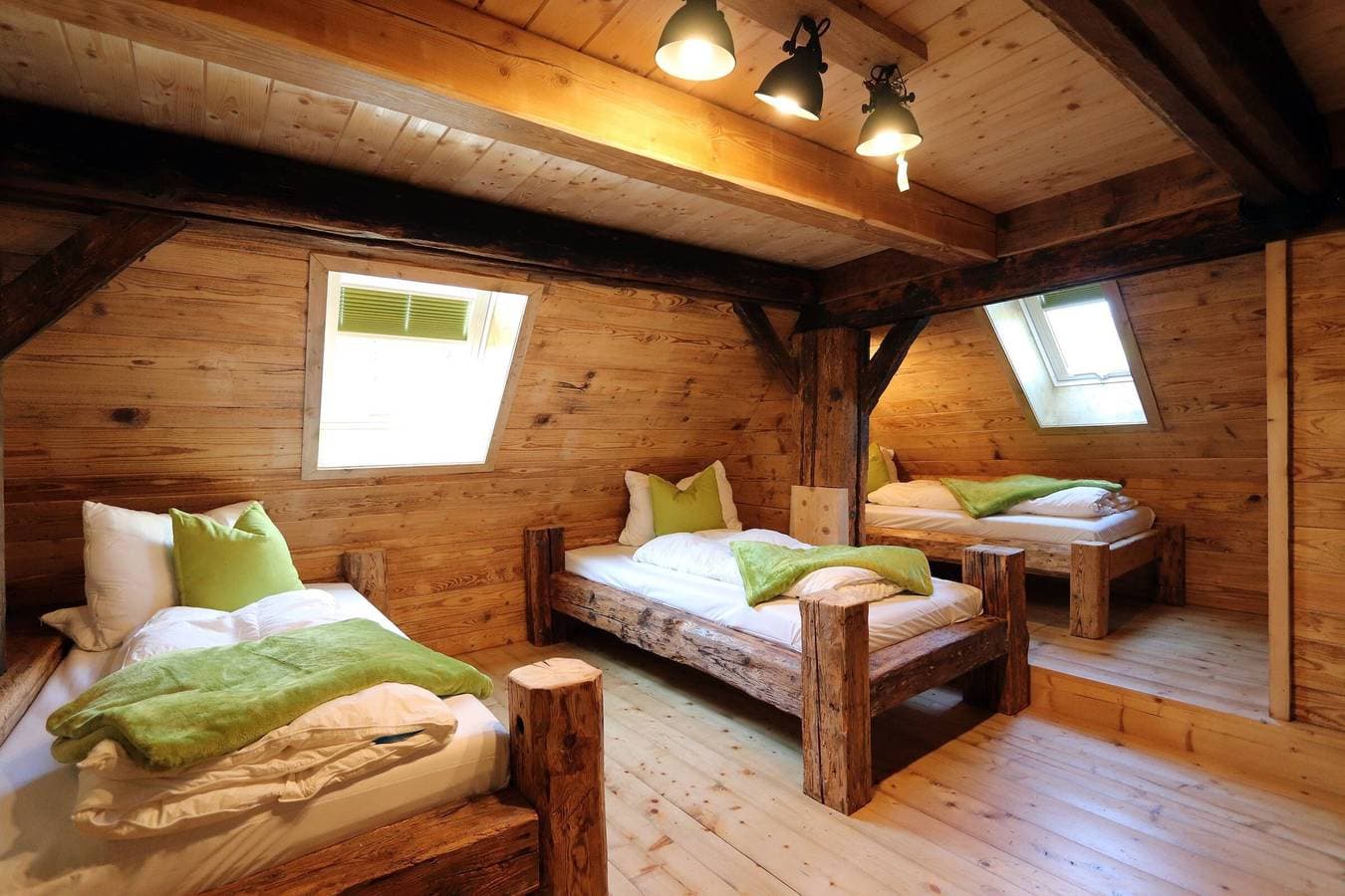 Foto 3 von 34: Kabine 'Ferienhütte Biobetrieb Lippenhof' mit Privatterrasse und Balkon