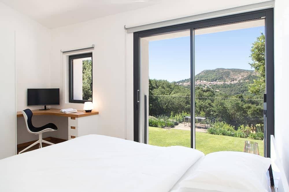 Foto 5 von 30: Wunderschöne zeitgenössische Villa mit Blick in eine grüne Umgebung.