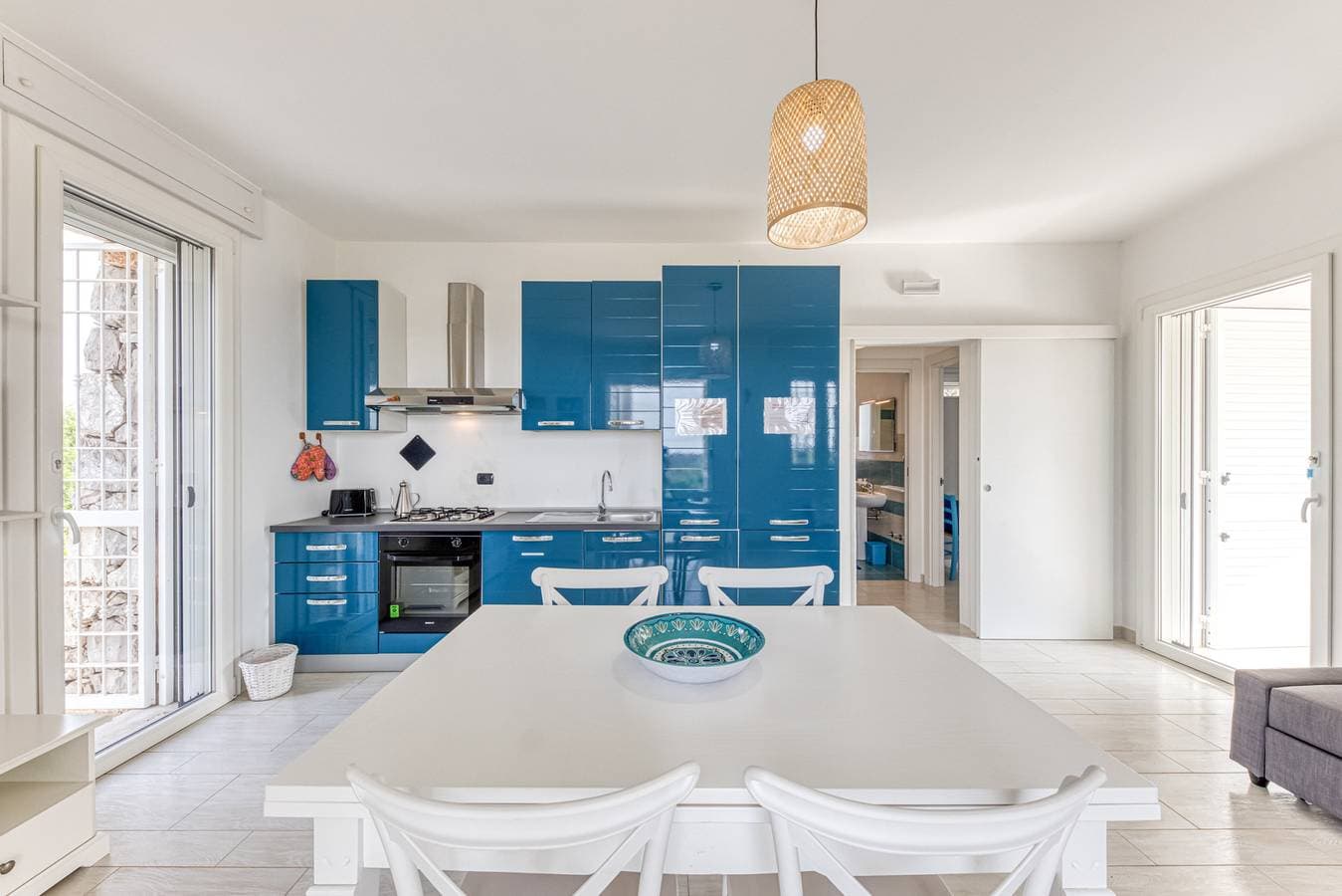 Foto 9 von 38: Moderne Steinvilla mit Pool und Meerblick