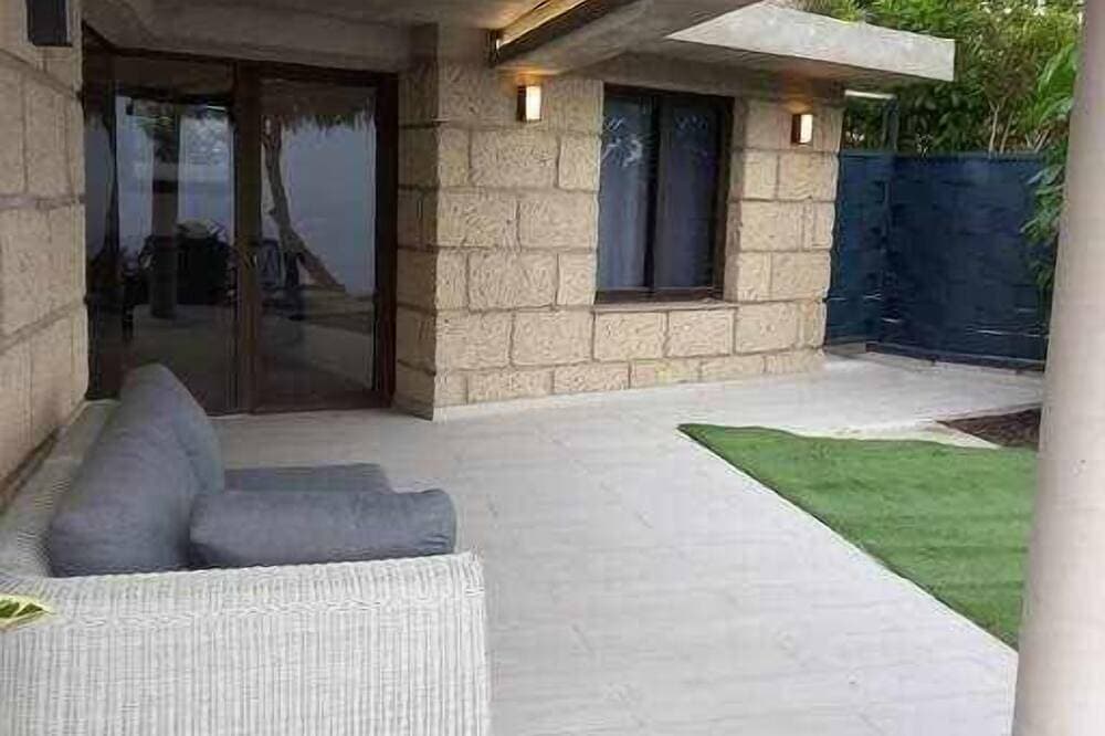 Foto 11 von 30: Infinity House. Ocean View hot tub.