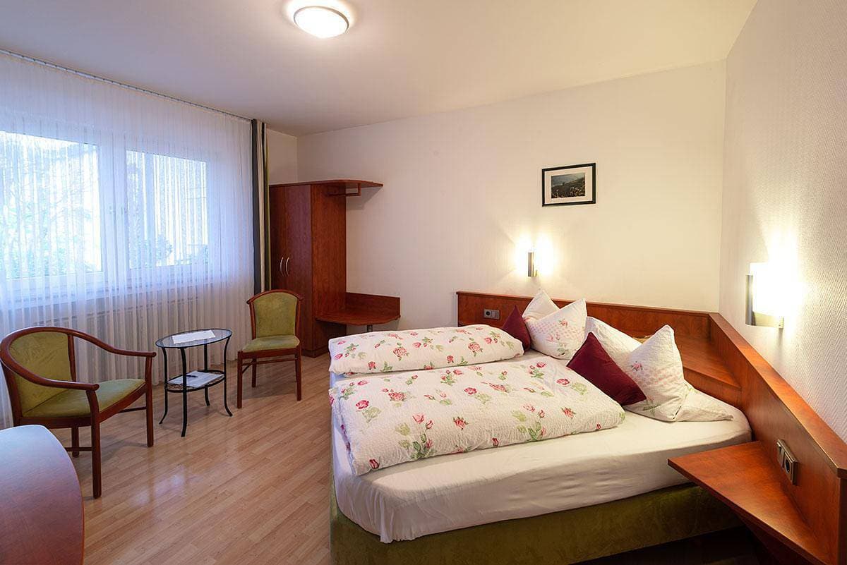 Foto 6 von 8: Doppelzimmer mit Dusche und Wc, Zusatzbett