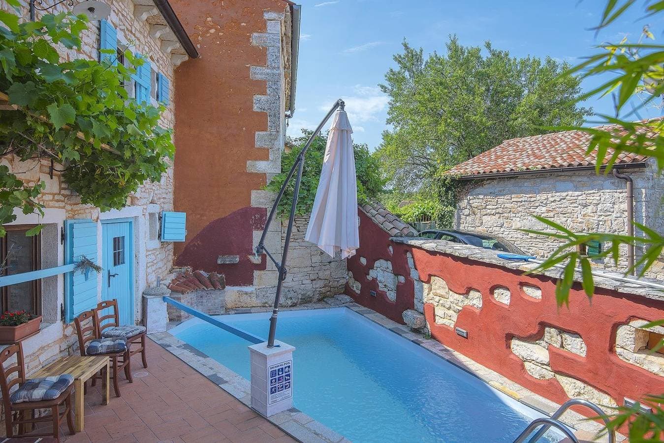 Foto 3 von 27: Traumhafte Steinvilla mit Privatpool, Dart, Sommerküche