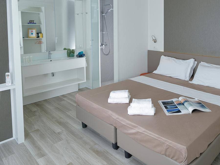 Foto 13 von 48: Hu Roma Camping in Town - Bungalow 3 personen - Deluxe
