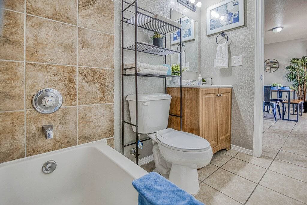 Foto 5 von 25: ☕ By Fort Bliss: Laundry, Security System, Refrigeration, King Beds