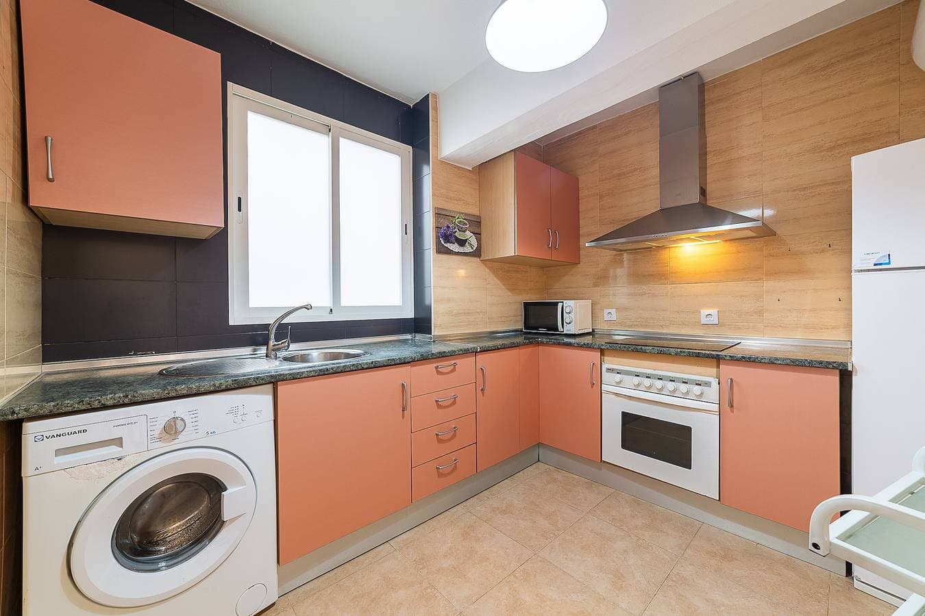 Foto 5 von 27: Wohnung in El Zapillo: Meerblick, WLAN, Klimaanlage im Wohnzimmer, Deckenventilatoren