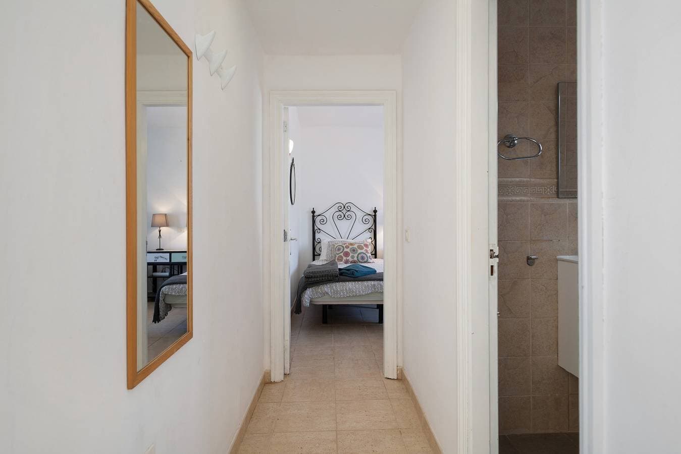 Foto 12 von 27: "Apt 2 Las Palmeras III Lanzarote" mit Meer- und Bergblick, Gemeinschaftspool und privater Terrasse