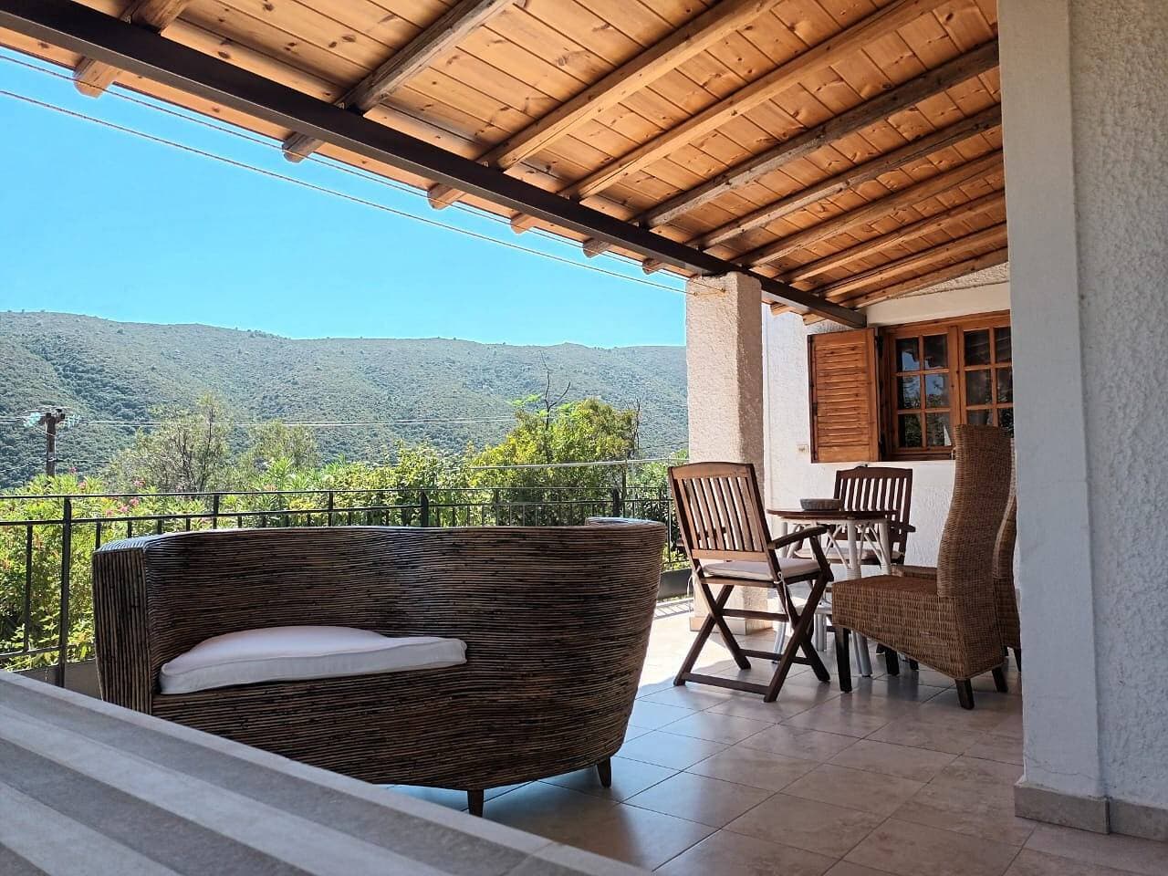 Foto 12 von 38: Ferienhaus "Divas Gartenhaus" mit Blick auf das Meer, die Berge und das Dorf