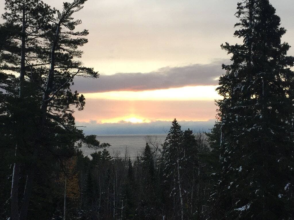 Foto 8 von 50: Split Rock Blockhaus mit Blick auf den Lake Superior, ruhig gelegen in 100 Jahre alten White Pines