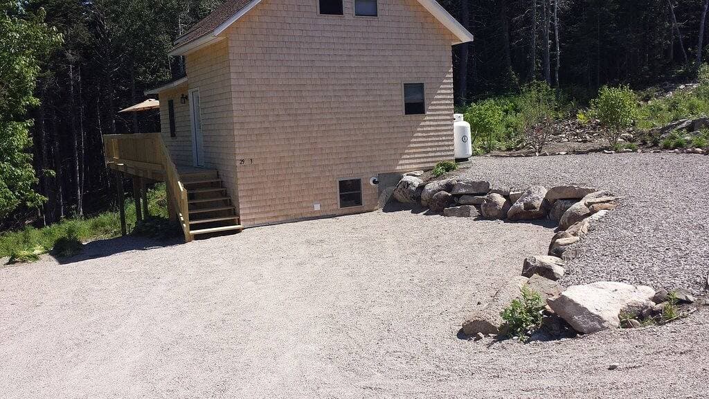 Foto 7 von 23: New Cottage In Town & im Wald mit einem kleinen Bach neben