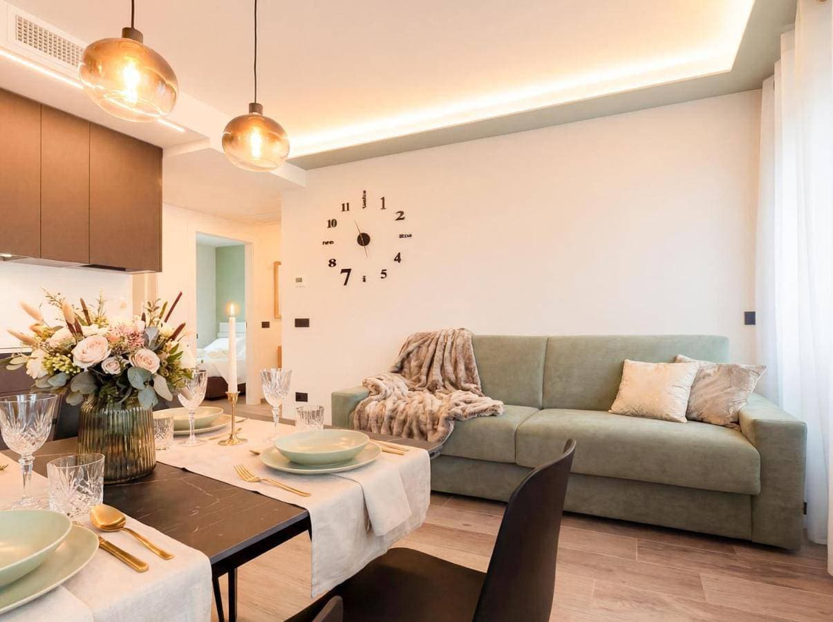 Jacuzzi Luxury 2-Bedroom Apartment Iseo Piazza Garibaldi - Terrace & AC 1