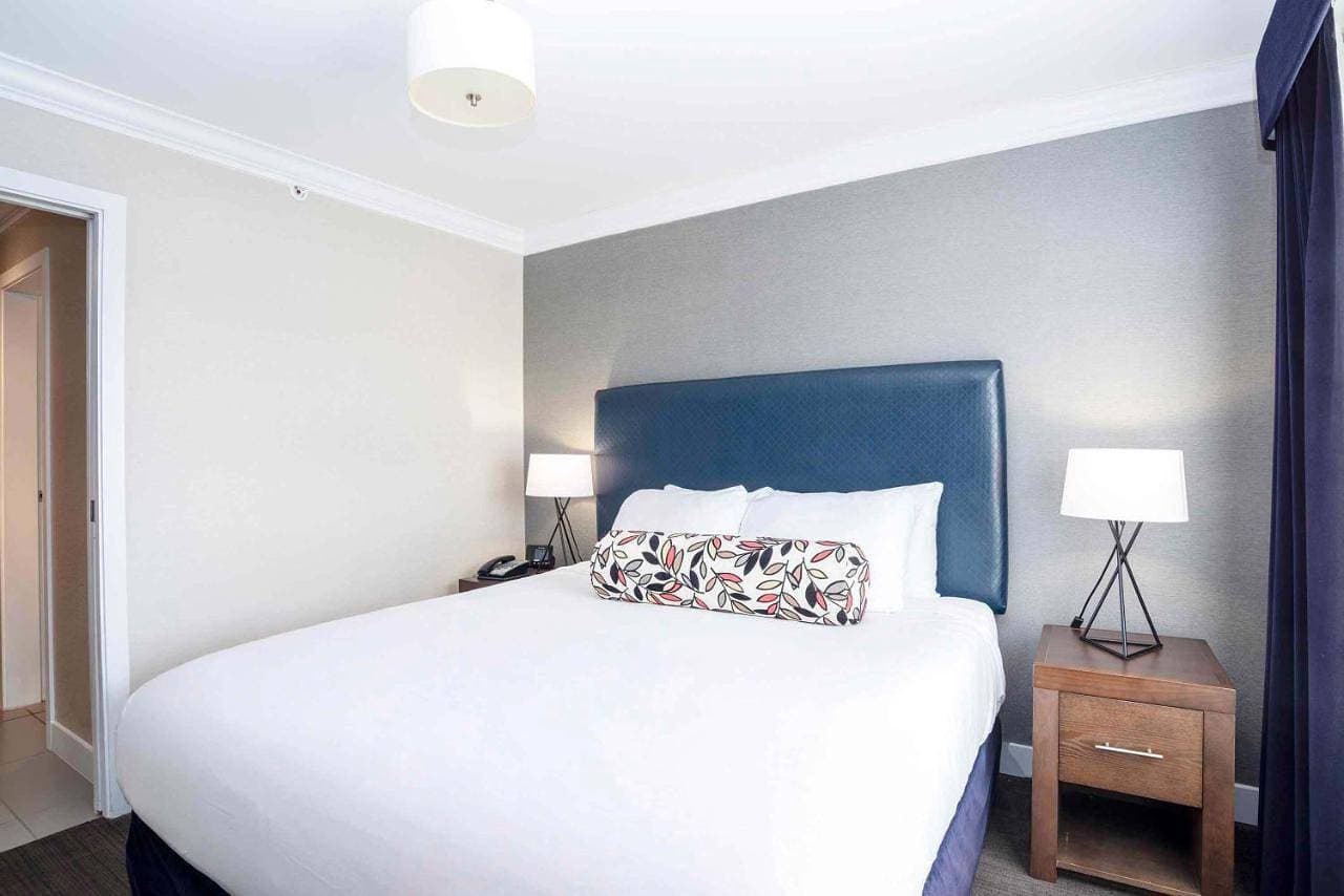 Foto 10 von 12: Standard Suite, 1 King Bed, Kitchenette